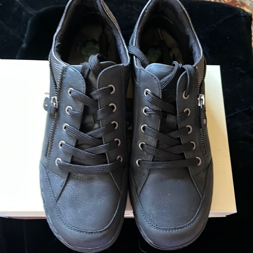 We have this pair of spring step black comfort shoe in size 11.